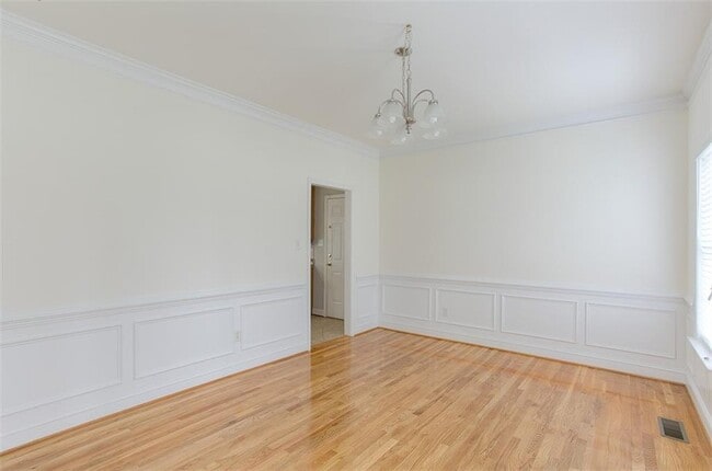 Building Photo - 613 Greyshire Dr