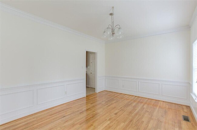 Foto del edificio - 613 Greyshire Dr