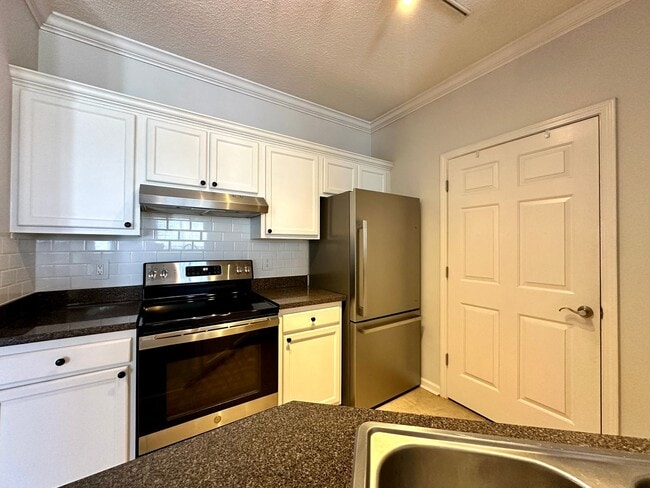 Building Photo - 2 Bedroom, 1 Bath Condo in The Concord West of the Ashley!