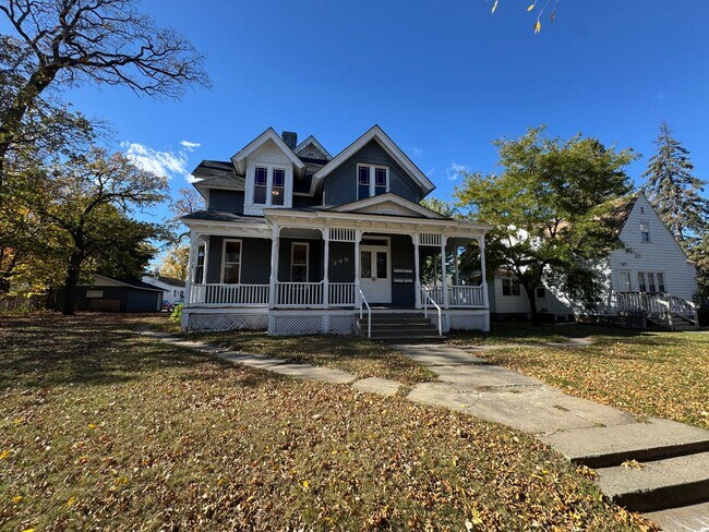 Building Photo - 349 6th Ave S