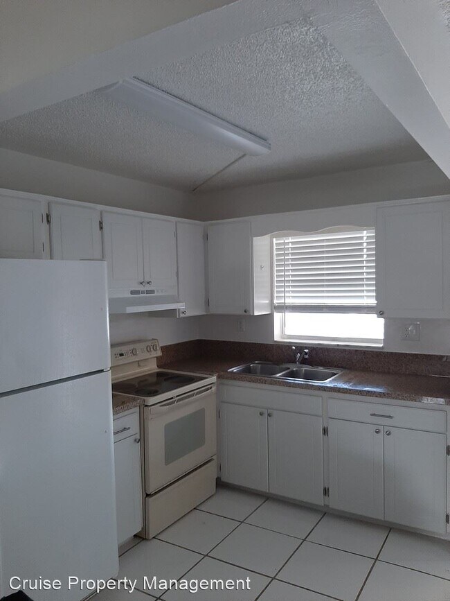 Building Photo - 5831 SW 36th Ct
