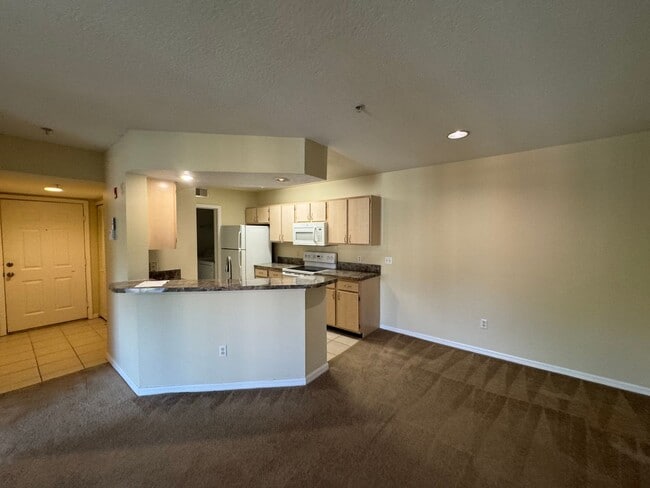Building Photo - Charming 1BD/1BA Condo with Water & Lawn C...