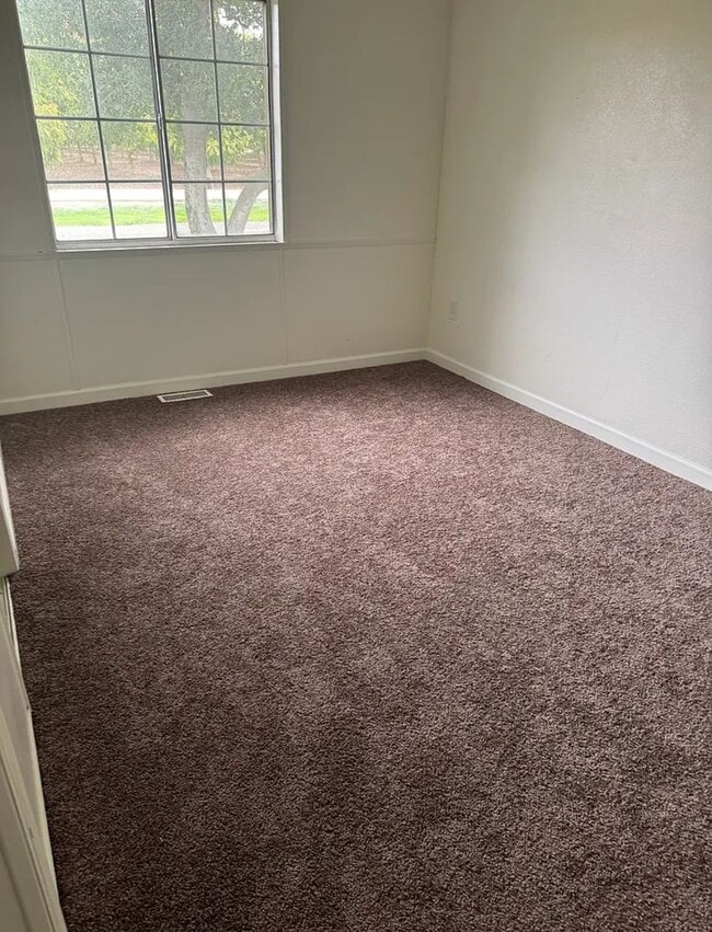 Building Photo - 3 Bedroom, 2 Bath on 1.5 acres in Hanford