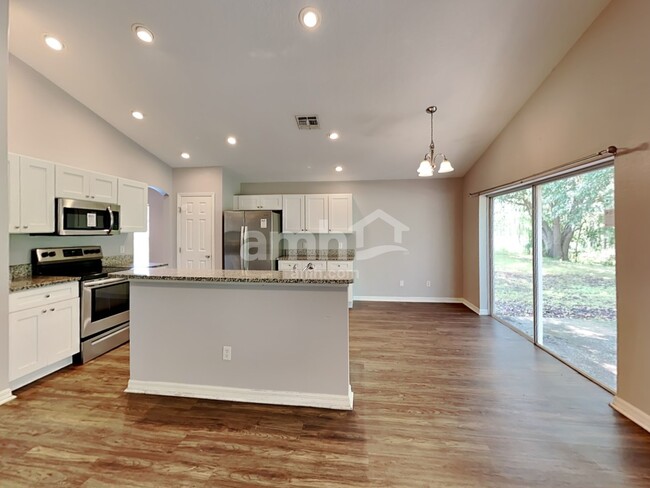 Building Photo - 204 Silver Palms Circle