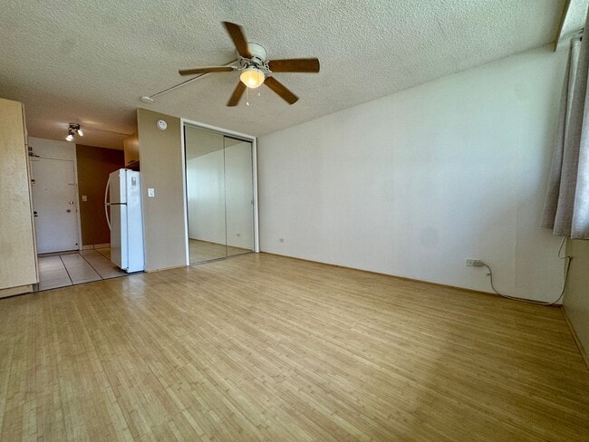 Building Photo - Ainahau Gardens Studio w/ Parking