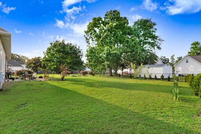 Building Photo - 105 Red Field Pl
