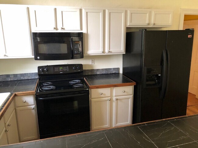 Open kitchen - 2226 Senate St