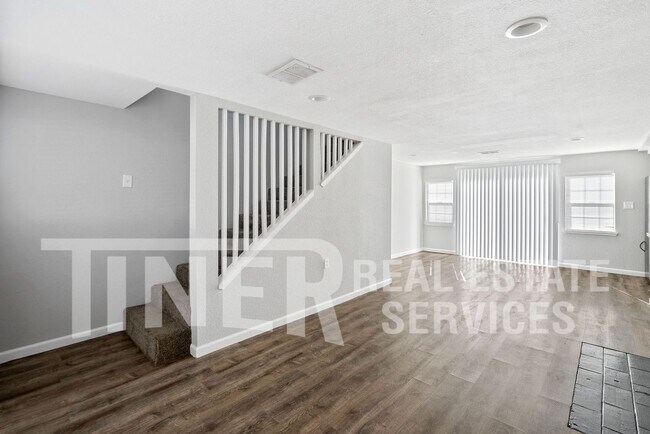 Foto del edificio - STUNNING UPDATED HOME 5 BEDROOM HOME ON CO...