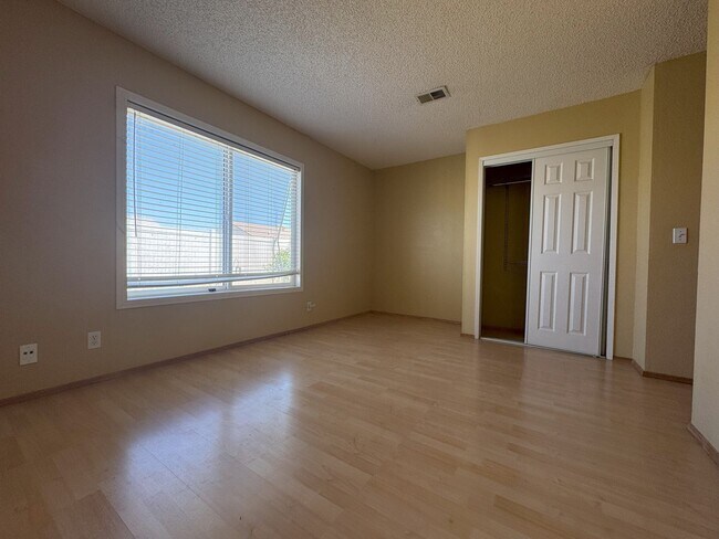 Foto del edificio - Move in Special-Mira Mesa three bedroom home with yard!