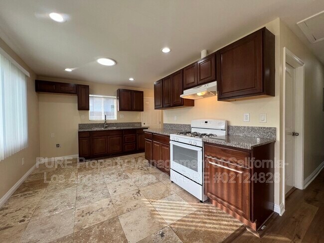 Building Photo - 529 W 115th St
