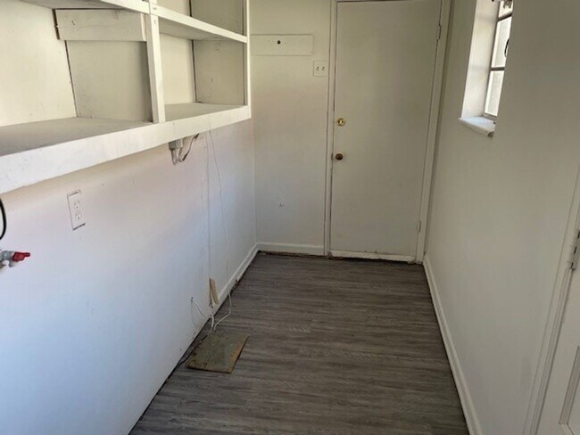 Building Photo - Spacious Three Bedroom, One Bath Home