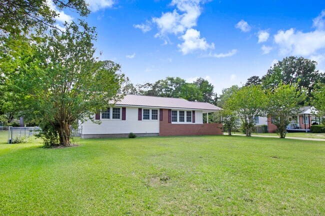 Foto del edificio - ADORABLE 3 BR | 1 BA HOME - 2 Car Detached...