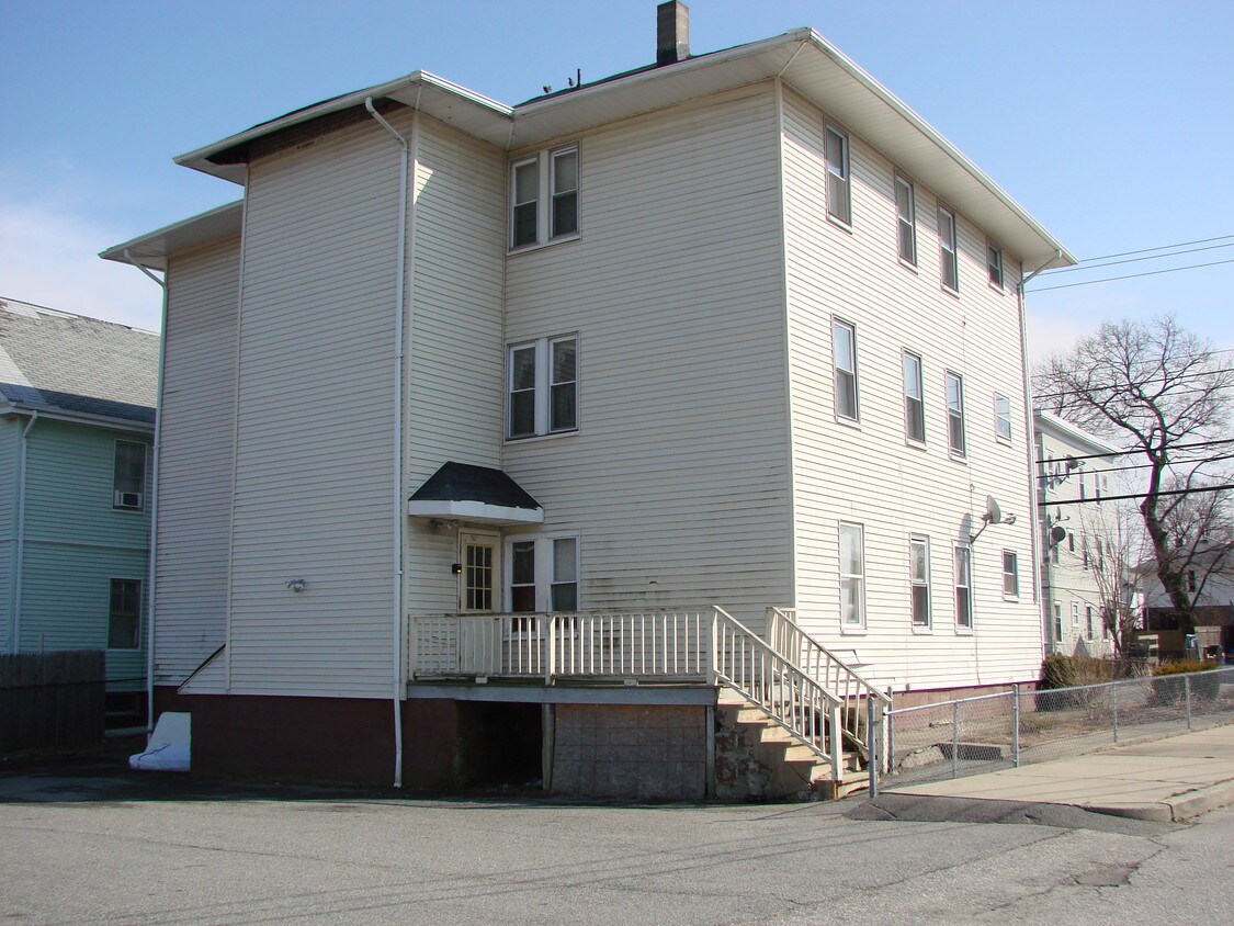811 Mineral Spring Ave, Pawtucket, RI 02860 Apartments in Pawtucket