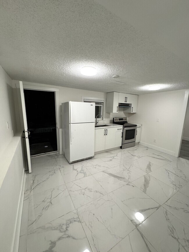 Building Photo - 24765 Halnor Ave