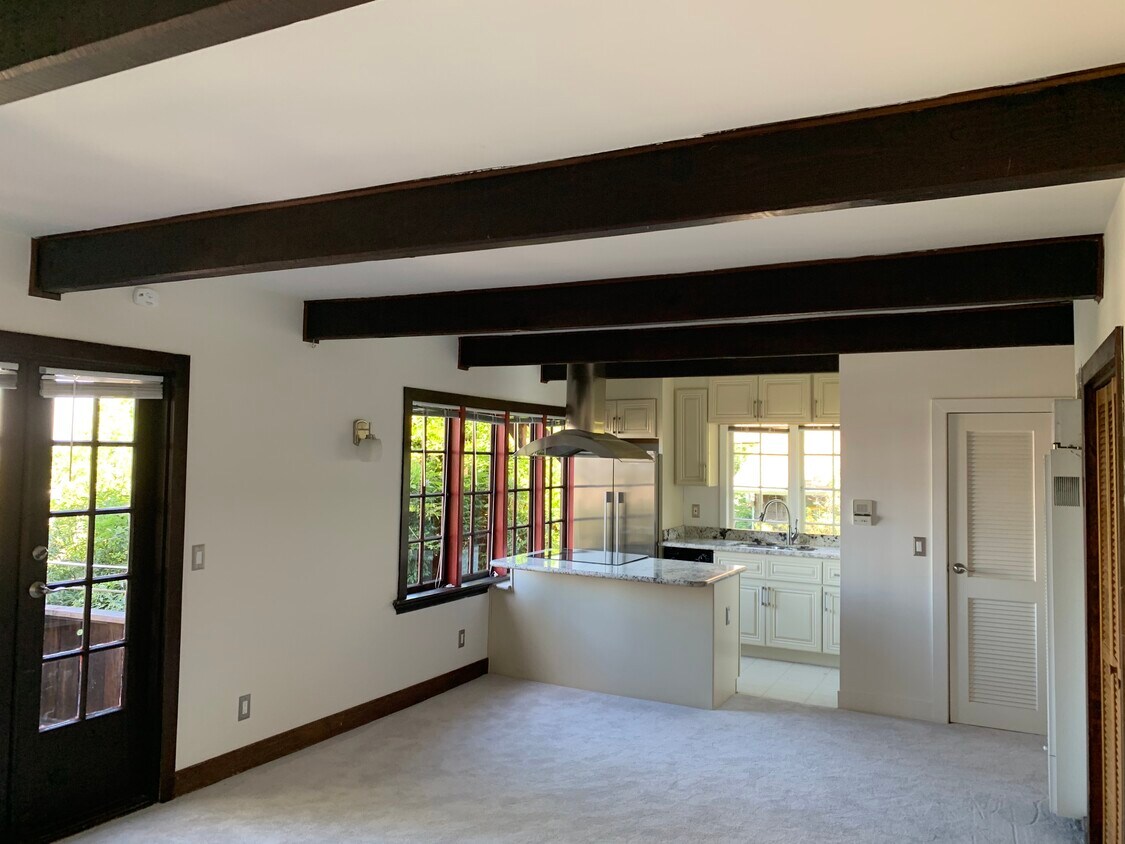 Charming Studio - 2363 Prospect St