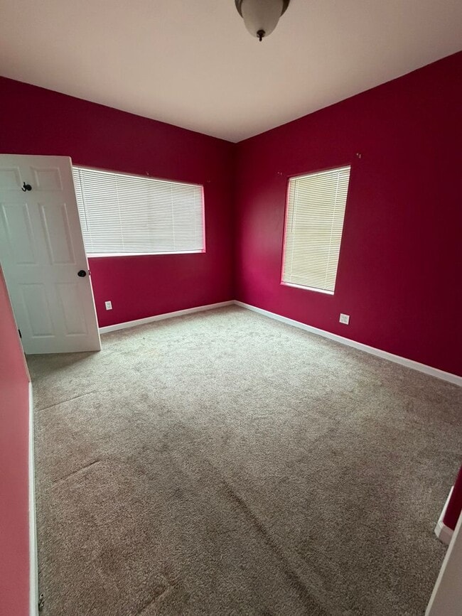 Building Photo - 3 Bedroom, 2 Bathroom Home - Located near Sky Lakes and Oregon Tech!