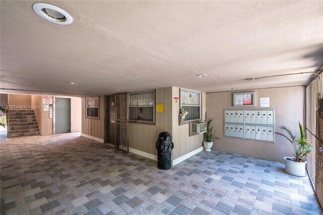Foto del edificio - 16851 NE 18th Ave