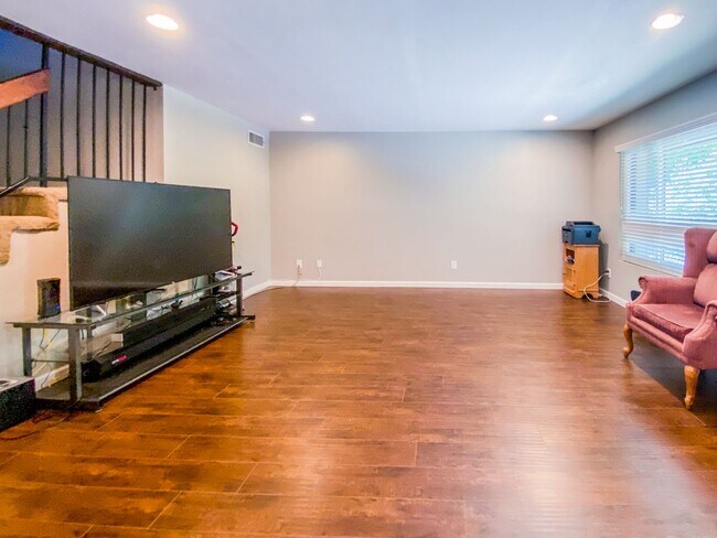 Foto del edificio - Two-Story 3 Bed, 2.5 Bath with Large Bonus...