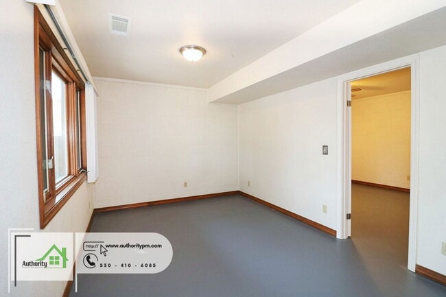 Building Photo - 10560 Old Oregon Trail