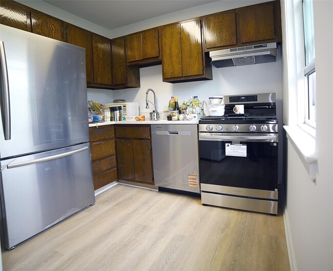 Building Photo - 72-19 Little Neck Pkwy