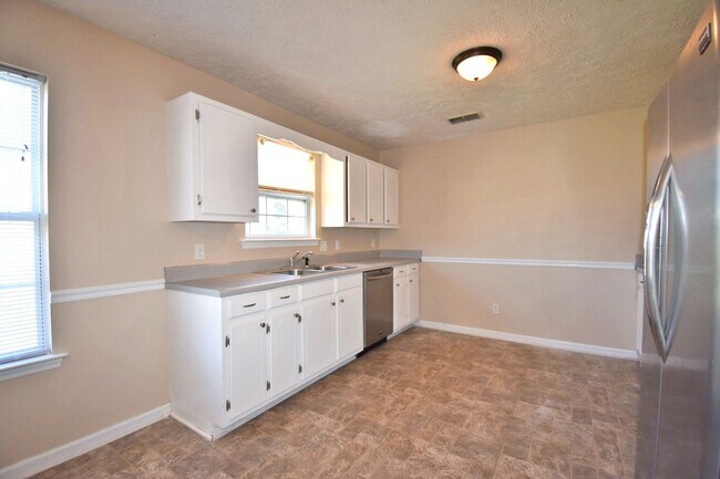 Foto del edificio - Wonderful 3BR/2BA North Mboro home on nearly an acre lot!