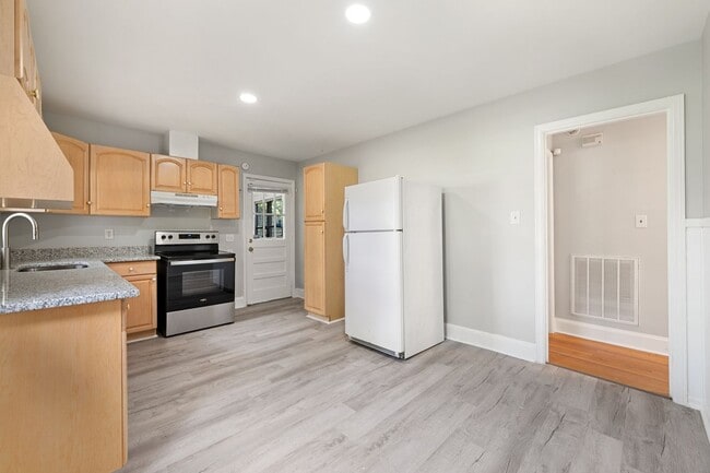 Building Photo - Well maintained 3 Bed, 2 Bath Home with Hu...