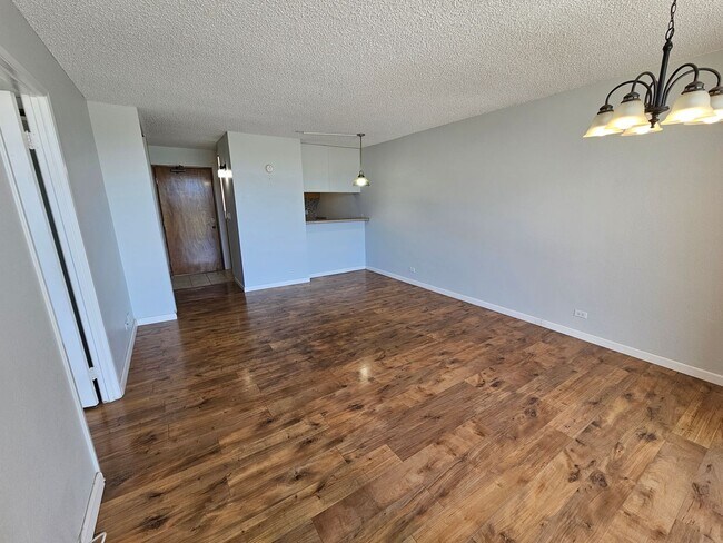 Foto del edificio - Bright 2-Bedroom Condo with Lanai