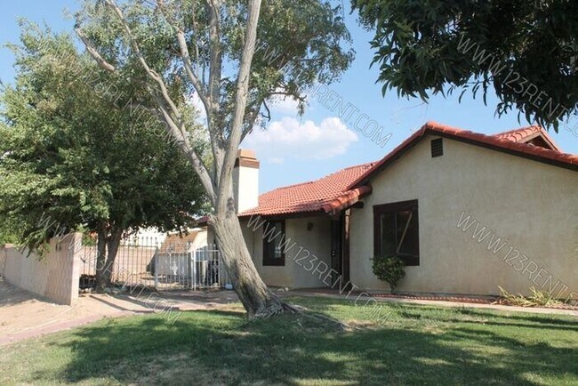 Building Photo - 4BD/ 2BD HOUSE EAST PALMDALE / RECENTLY RE...