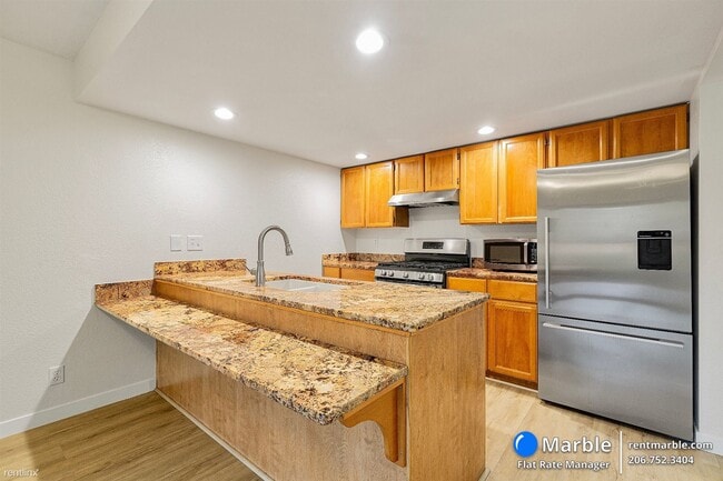 Building Photo - 3 br, 2.5 bath Townhome - 10406 NE 17th St 1