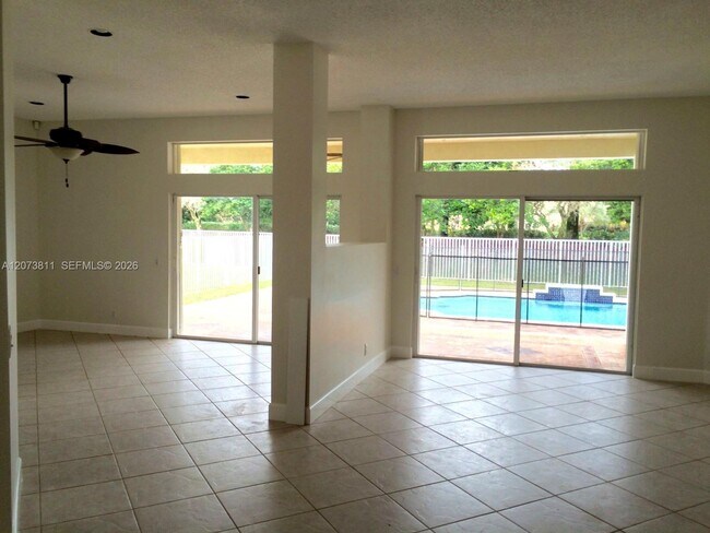 Foto del edificio - 4407 Laurel Ridge Cir