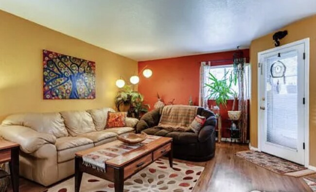Foto del edificio - Beautiful 2 Bed 2 Bath in the heart of Bou...