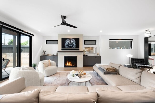 Building Photo - Luxury 5BD, 6BA Home 1 Block From Sloan's Lake