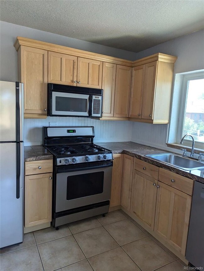 Building Photo - Move In Ready 1 Bedroom- Great Location- O...