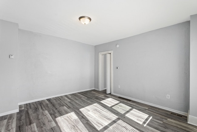 Building Photo - 851 S Millwood Ave