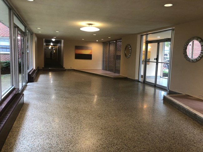 Building Photo - 2030 Merle Pl