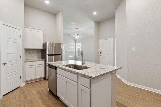 Building Photo - Want luxury living in the Far West ...Look no further...Amanda Park is it!