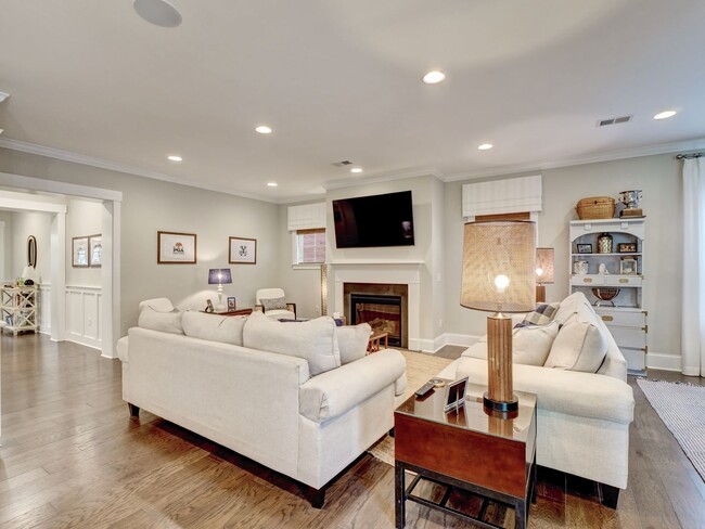 Building Photo - Charming 4 Bedroom Cottage Available in Og...