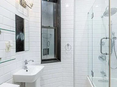 Building Photo - Beautifully renovated and charming 1 bedroom in a prime location