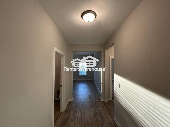 Foto del edificio - This move in ready 1681 square foot home with 4 bedrooms and 2.0 bathrooms and a 2-car garage is ...