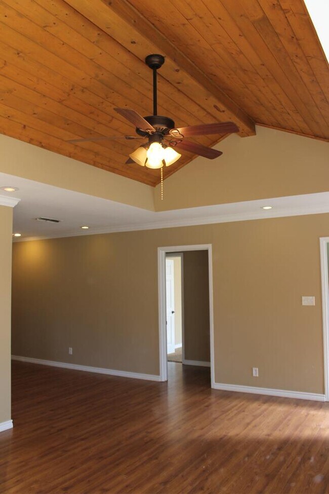 Building Photo - 2102 Live Oak St