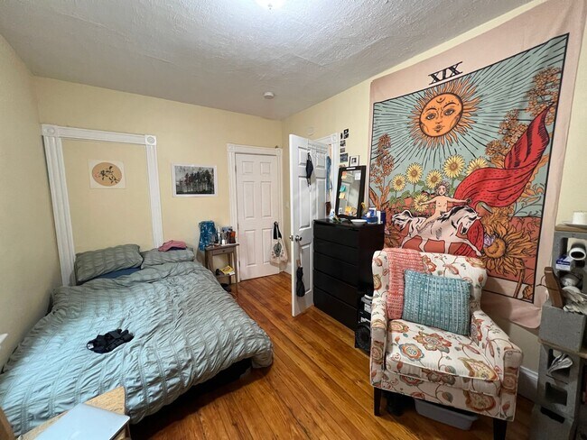 Foto del edificio - 3 bed/1 bath in Somerville