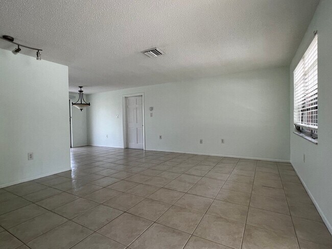Building Photo - ** Annual ** 2 Bed / 2 Bath ** Single Fami...