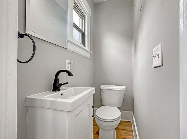 Building Photo - Beautifully updated 4 Bedroom 1.5 Bathroom