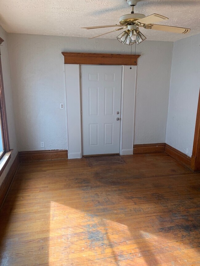 Building Photo - Main Floor 1.5 Bed 1 Bath Unit