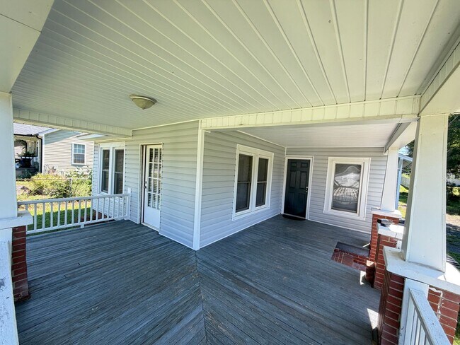 Foto del edificio - Just remolded 3 bedroom 1 bathroom house. Very close to I85 and Downtown Kannapolis