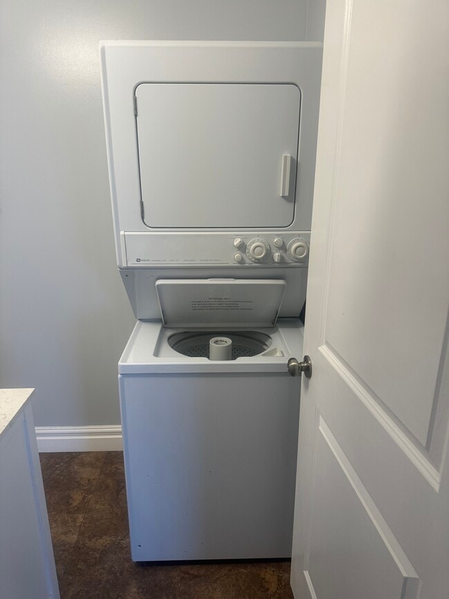 Building Photo - 830 Oxford Dr