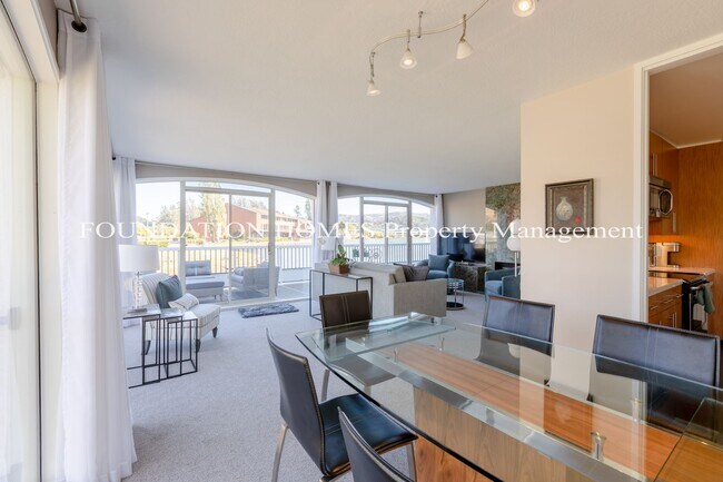 Foto del edificio - 2BR/2BA Waterfront Corner Condo!  Parking!...