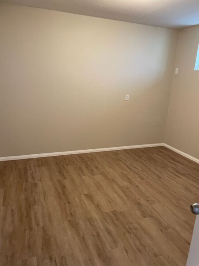 Building Photo - 2 bedroom/ 1 bath Apartment for Rent in Ra...