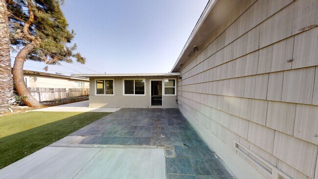 Building Photo - 6BD/3BA, Renovated Backyard!