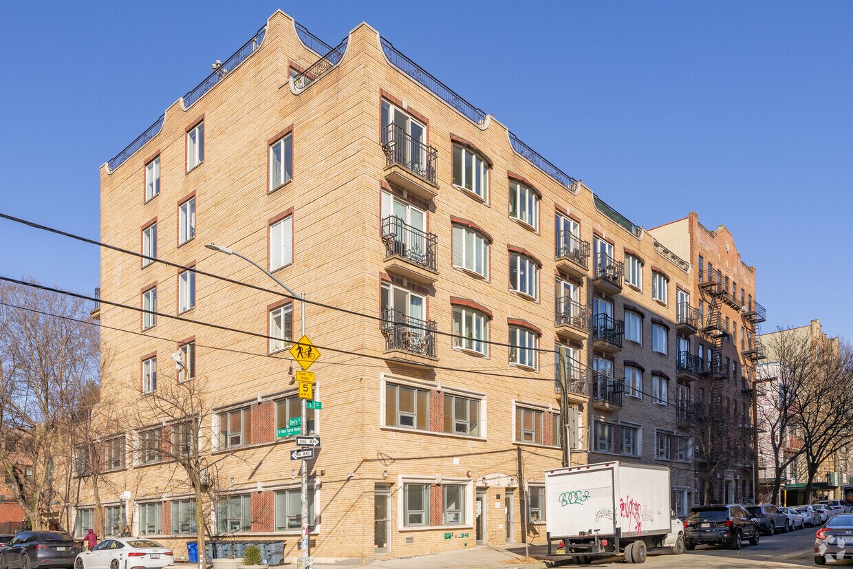 Foto principal - 91-99 S 3rd St